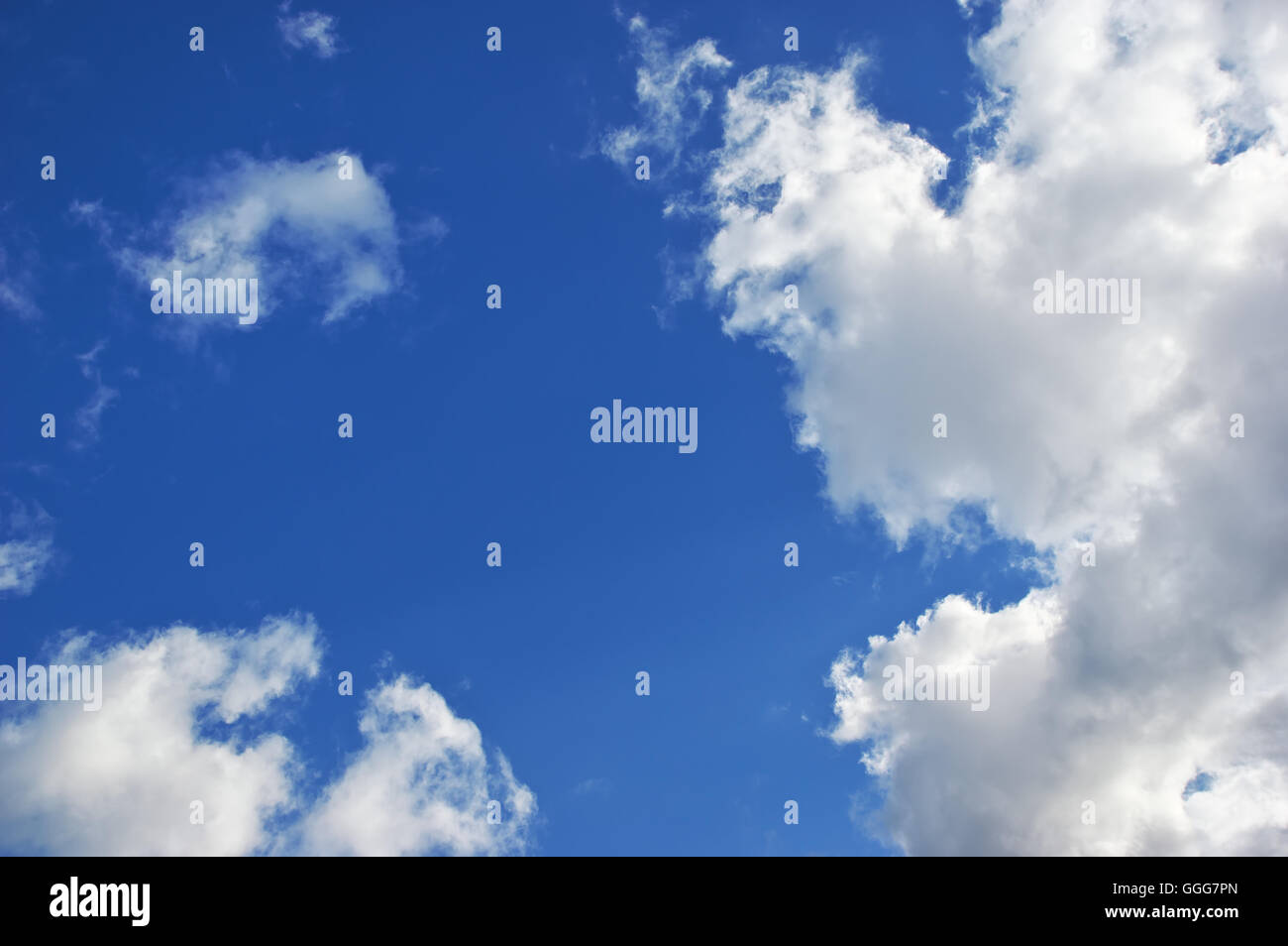 Profondo cielo blu a giornata di sole. Foto Stock