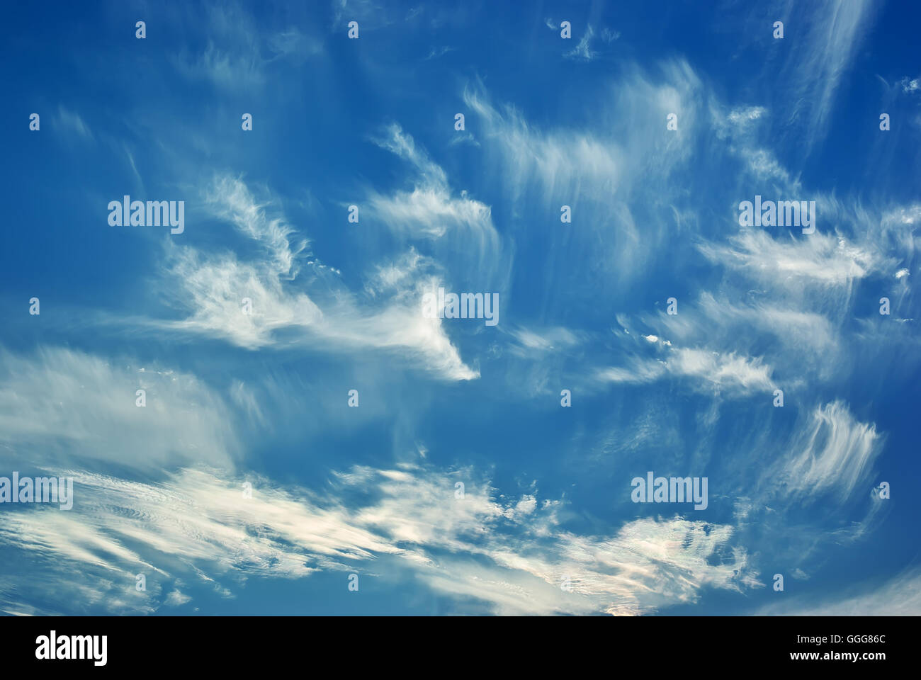 Profondo cielo blu a giornata di sole. Foto Stock