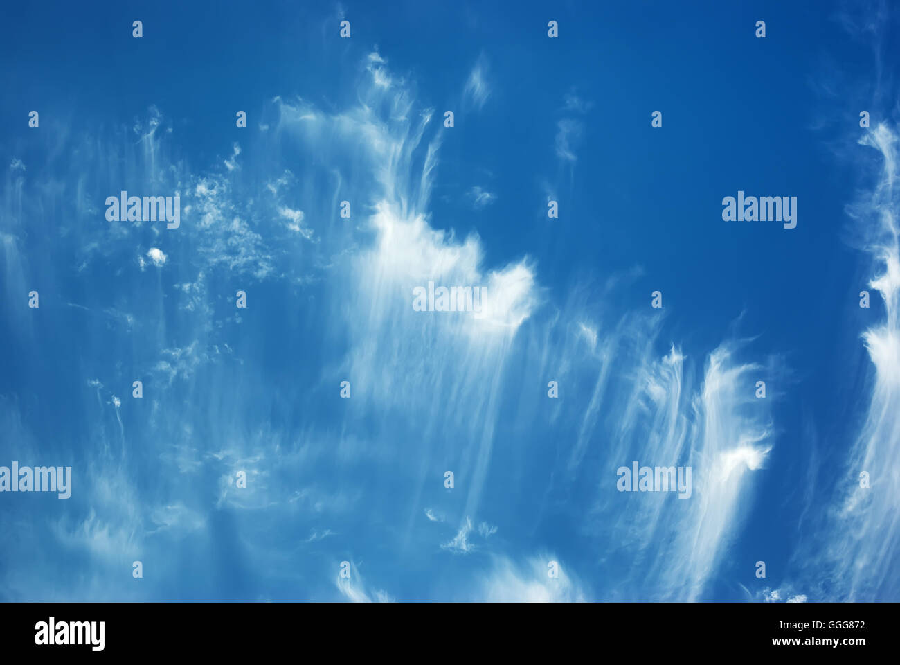 Profondo cielo blu a giornata di sole. Foto Stock