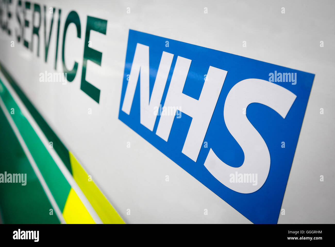 Segno di NHS logo sul lato di una ambulanza Foto Stock