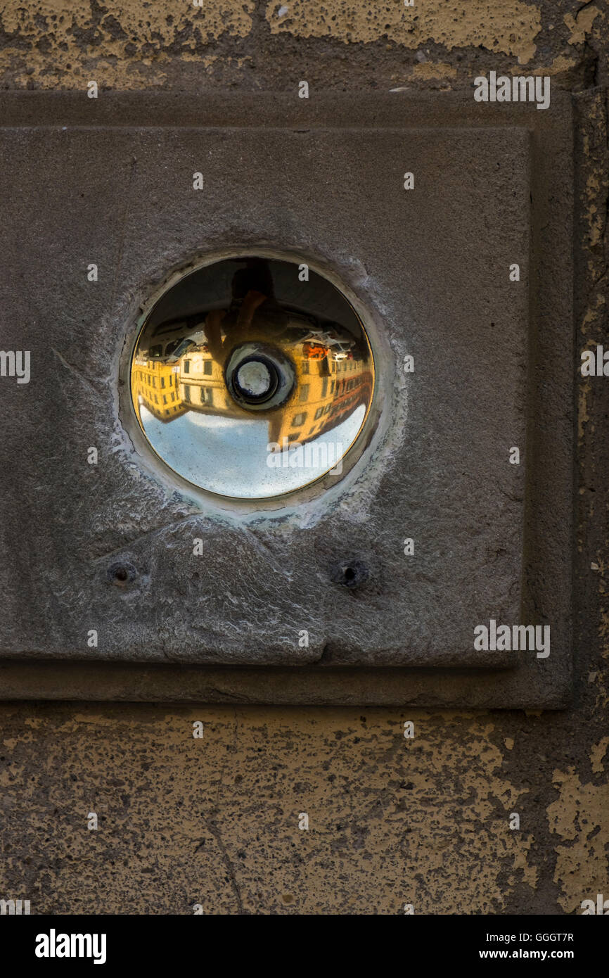 Riflessioni del controbattitore in ottone lucidato campanelli) su Via Santa Maria, Pisa, Toscana, Italia Foto Stock