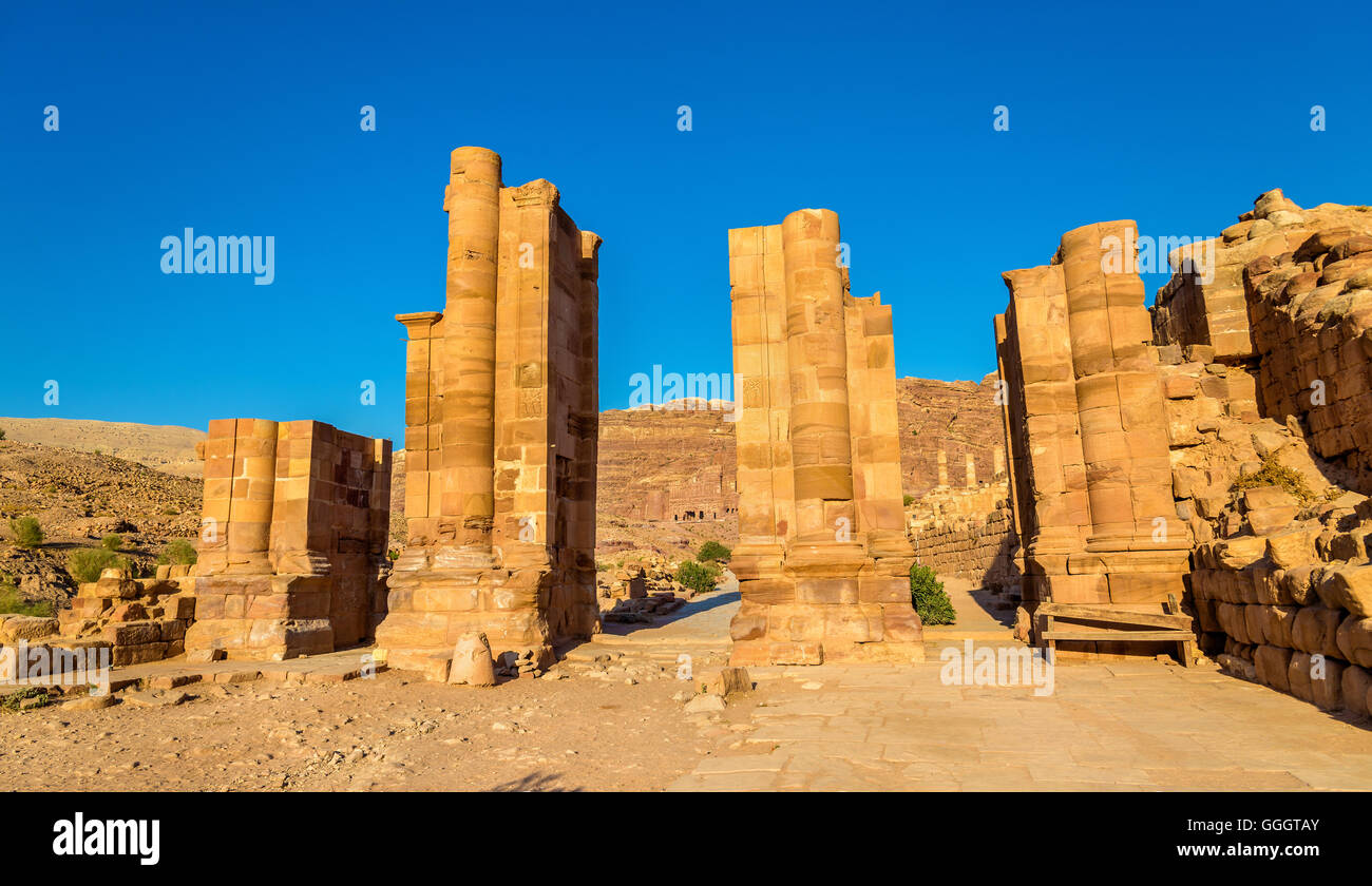 Porta arcuata nell'antica città di Petra, Giordania Foto Stock