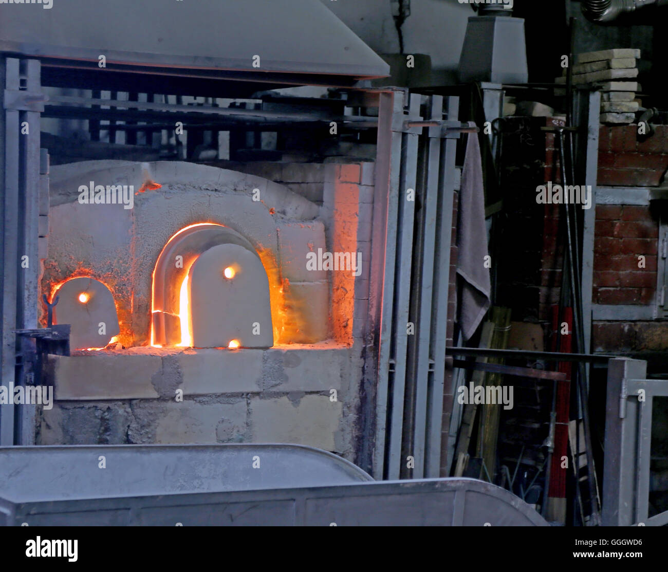 Forno caldo di una fabbrica di vetro con il fuoco Foto Stock