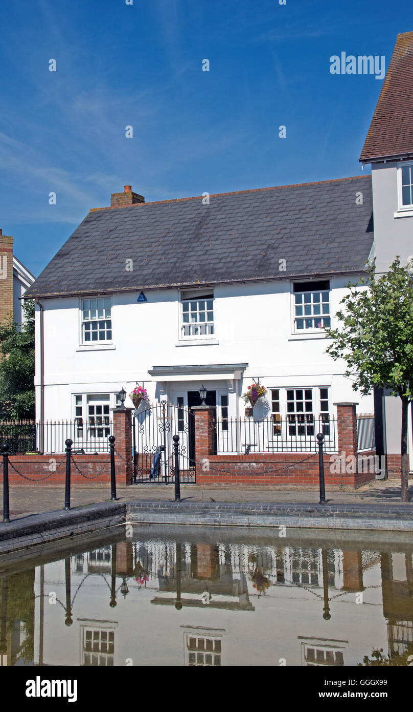 Wivenhoe case vicino al fiume con un laghetto per la Terra Essex Inghilterra Foto Stock