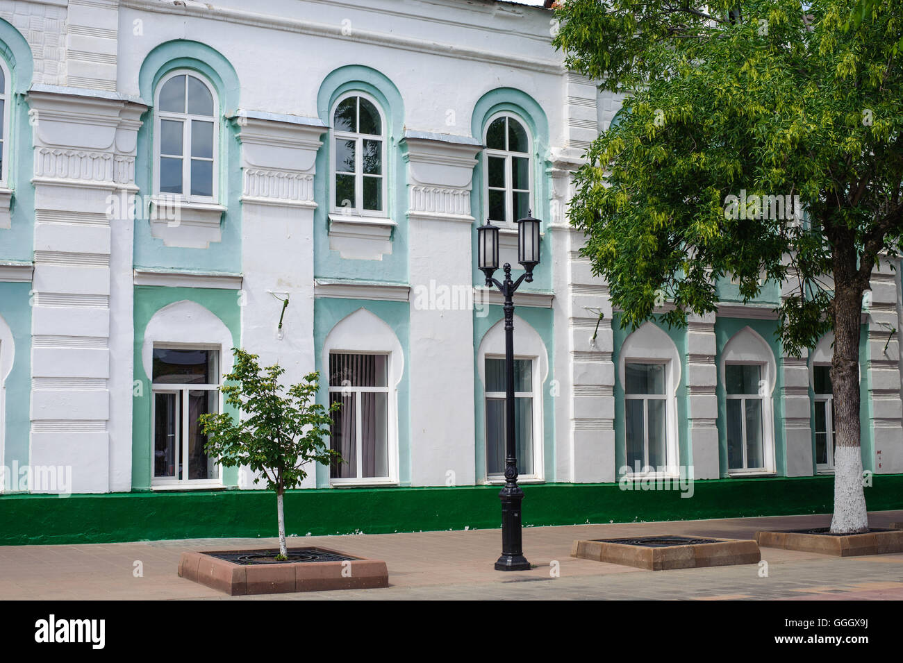 Vista sulla strada Sovetskay 7 vecchia casa e strada pedonale nel centro di Orenburg Foto Stock