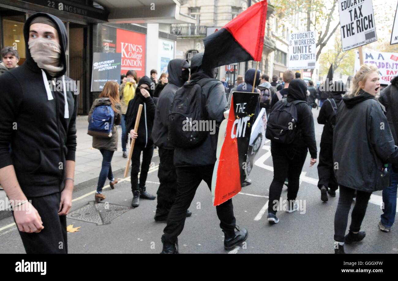 I membri del gruppo anarchico Black Block; unisciti alla, Londra, studente quota protesta. Foto Stock