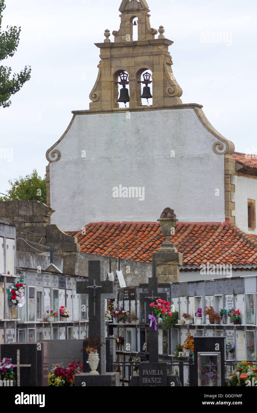Vecchio Cimitero con belle sculture e croci Foto Stock