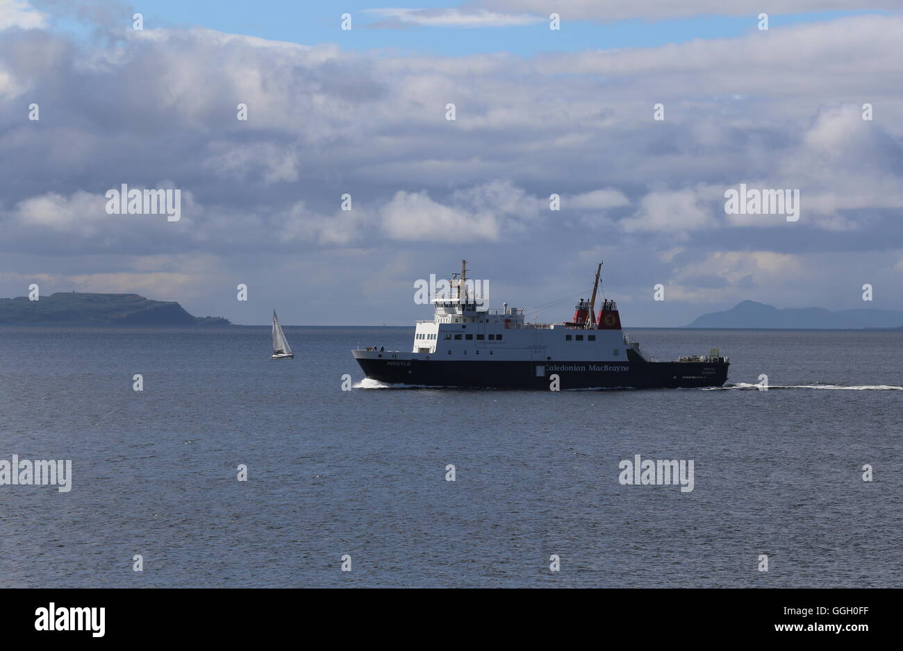 Traghetto Calmac MV Argyle con Isola di little Cumbrae Firth of Clyde Scozia Agosto 2016 Foto Stock