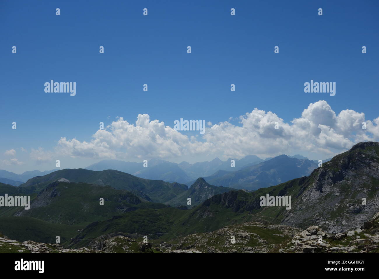 Vista panoramica dal Colle dei Signori su Valle Carnino con boarder ridge road, Alpi Liguri, Italia Foto Stock