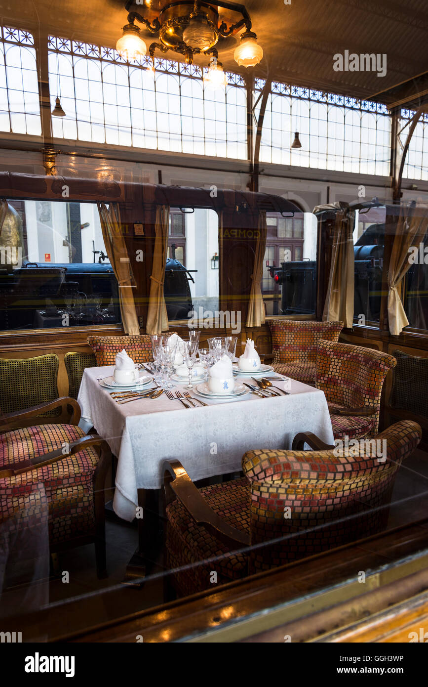 La sala da pranzo in una vecchia stazione ferroviaria, Museo, ospitato in una ridondante stazione ferroviaria chiamato Las Delicias, Madrid, Spagna Foto Stock