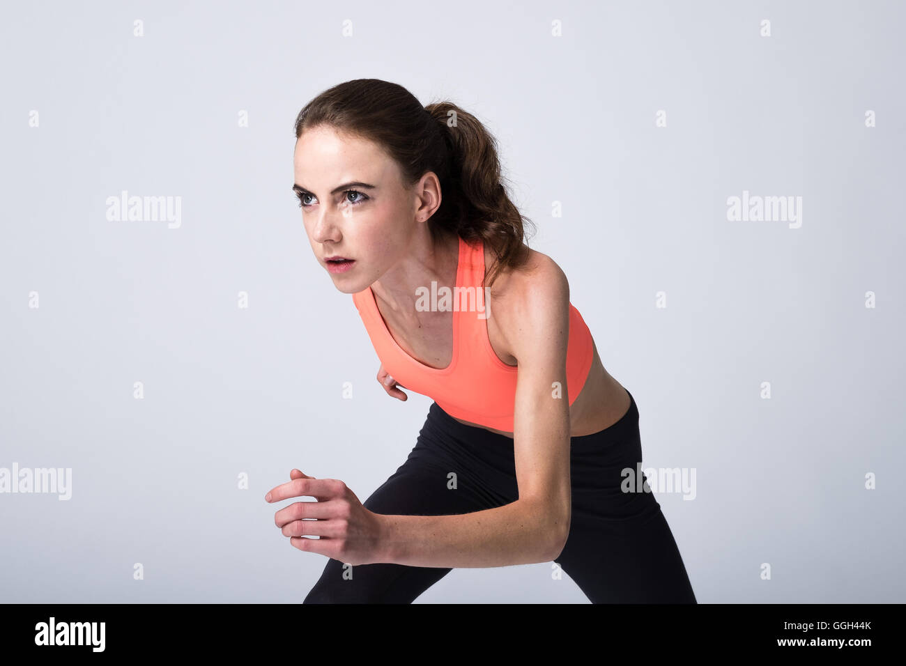 Donna nella sua 20s in attrezzature fitness lavoro fuori e di esercizio. Foto Stock