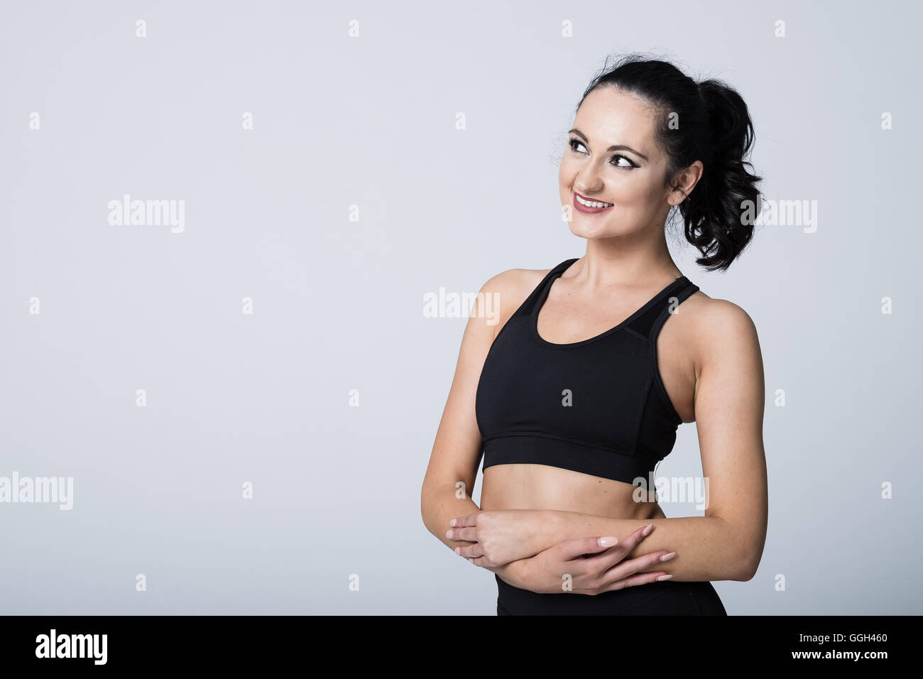 Donna nella sua 20s in attrezzature fitness lavoro fuori e di esercizio. Foto Stock