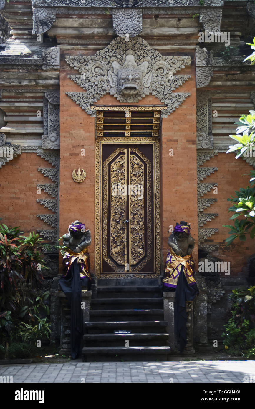 Porta del palazzo di Ubud, ufficialmente conosciuta come puri Saren Agung, Indonesia. Il palazzo è la residenza ufficiale della famiglia reale Foto Stock