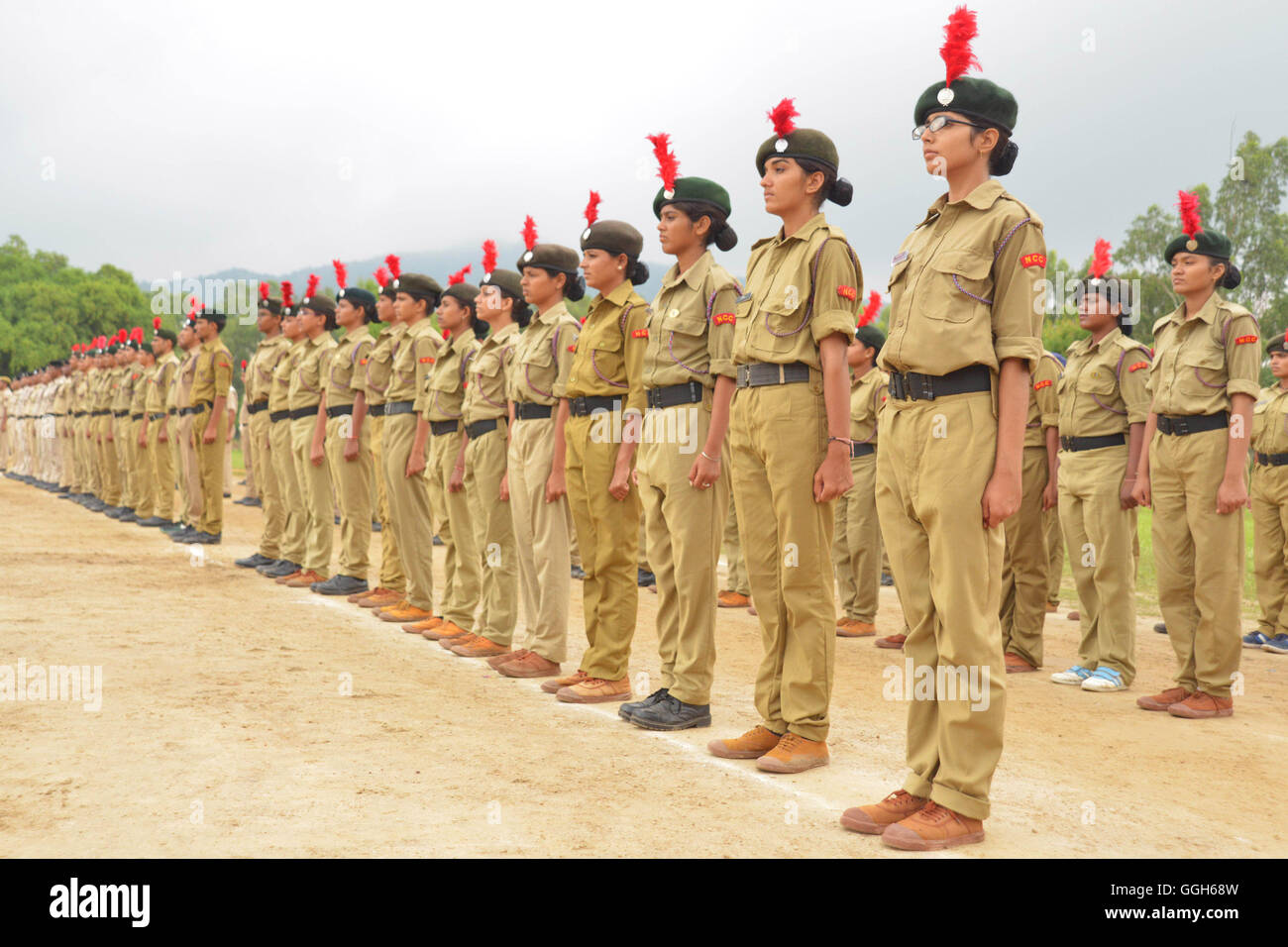 Ajmer, Rajasthan, India. 06 Ago, 2016. Signora ufficiali della polizia durante la sfilata delle prove per la Indian Independence Day celebrazione in Ajmer, Rajasthan, India. Credito: Shaukat Ahmed/Pacific Press/Alamy Live News Foto Stock