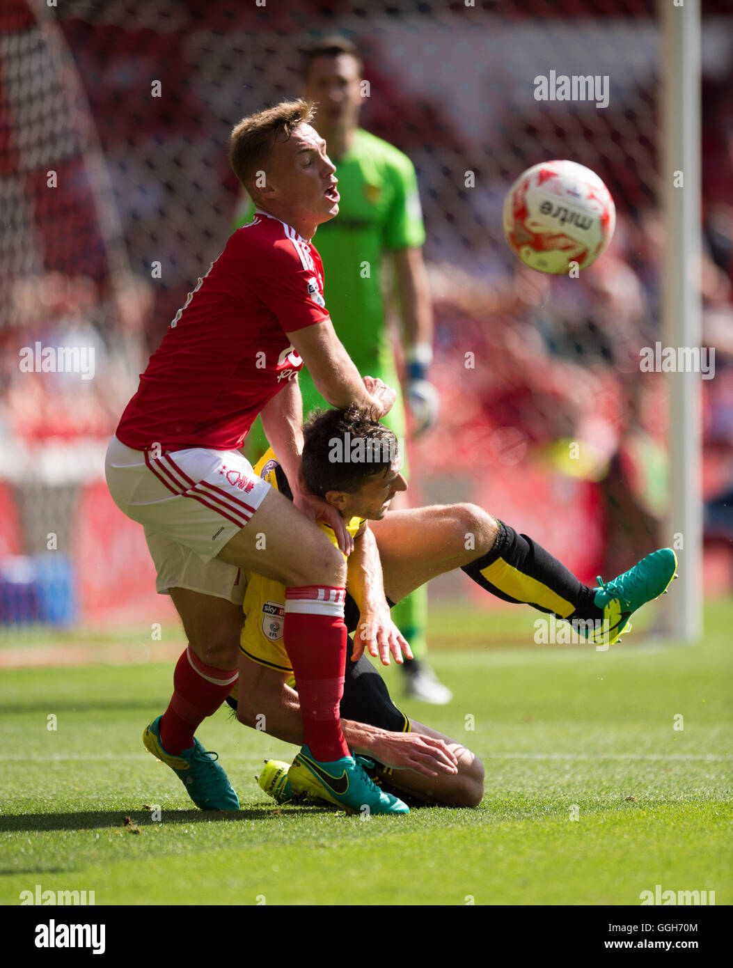 Il Nottingham Forest del Ben Osborn è contestata da Burton Albion John Mousinho durante il cielo di scommessa match del campionato al suolo città di Nottingham. Foto Stock