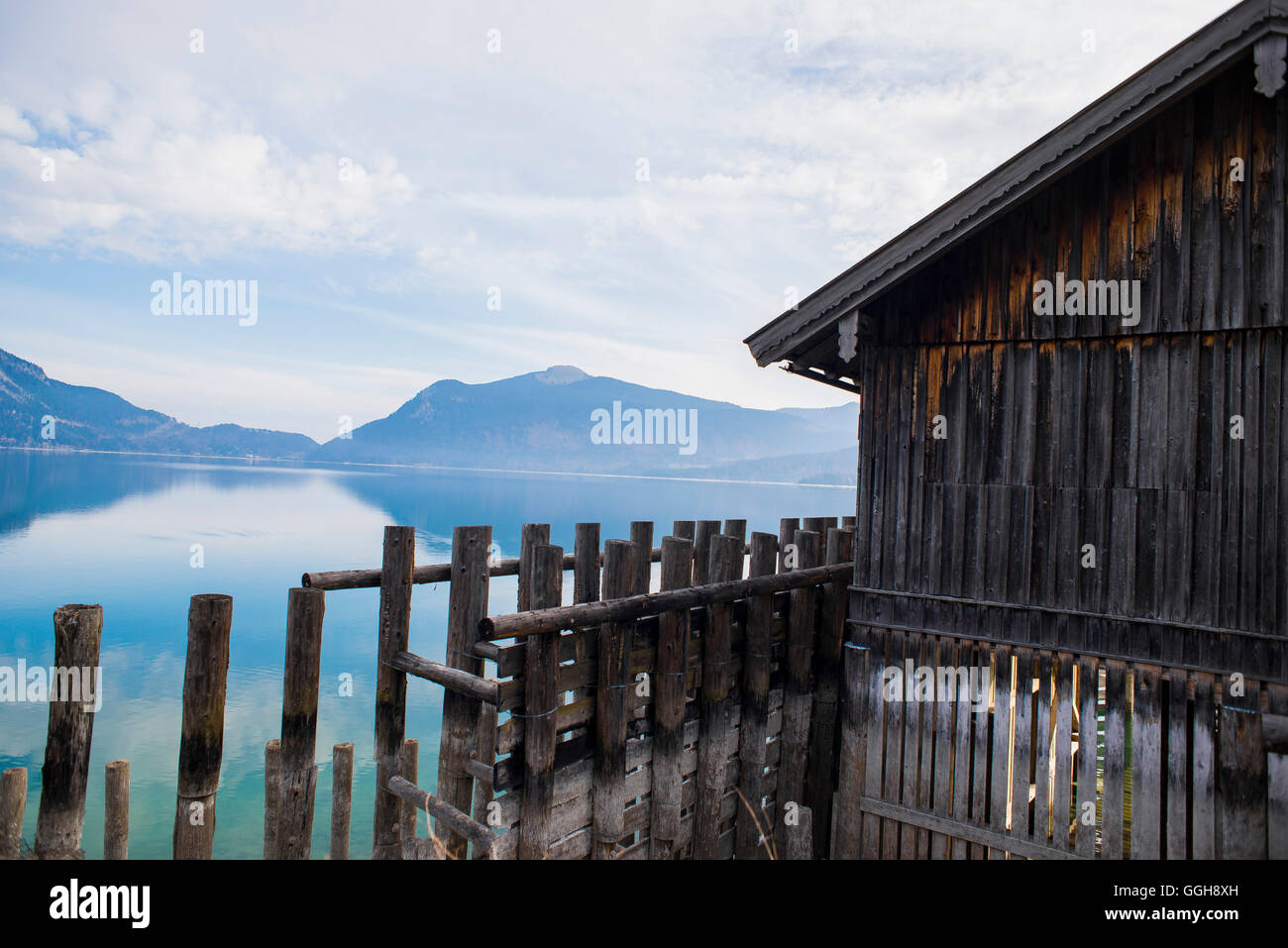 Il Boathouse presso il Lago Walchensee nell'Atmosfera mattutina, il Lago Walchensee, Alpi, Baviera, Germania Foto Stock