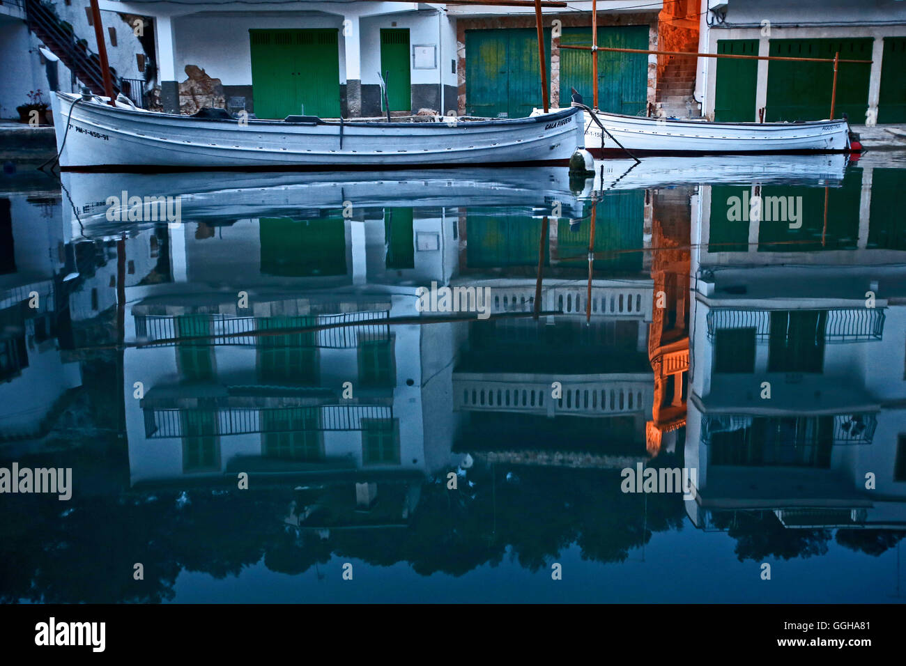 Barche da pesca in un piccolo porto, Mallorca, Spagna Foto Stock
