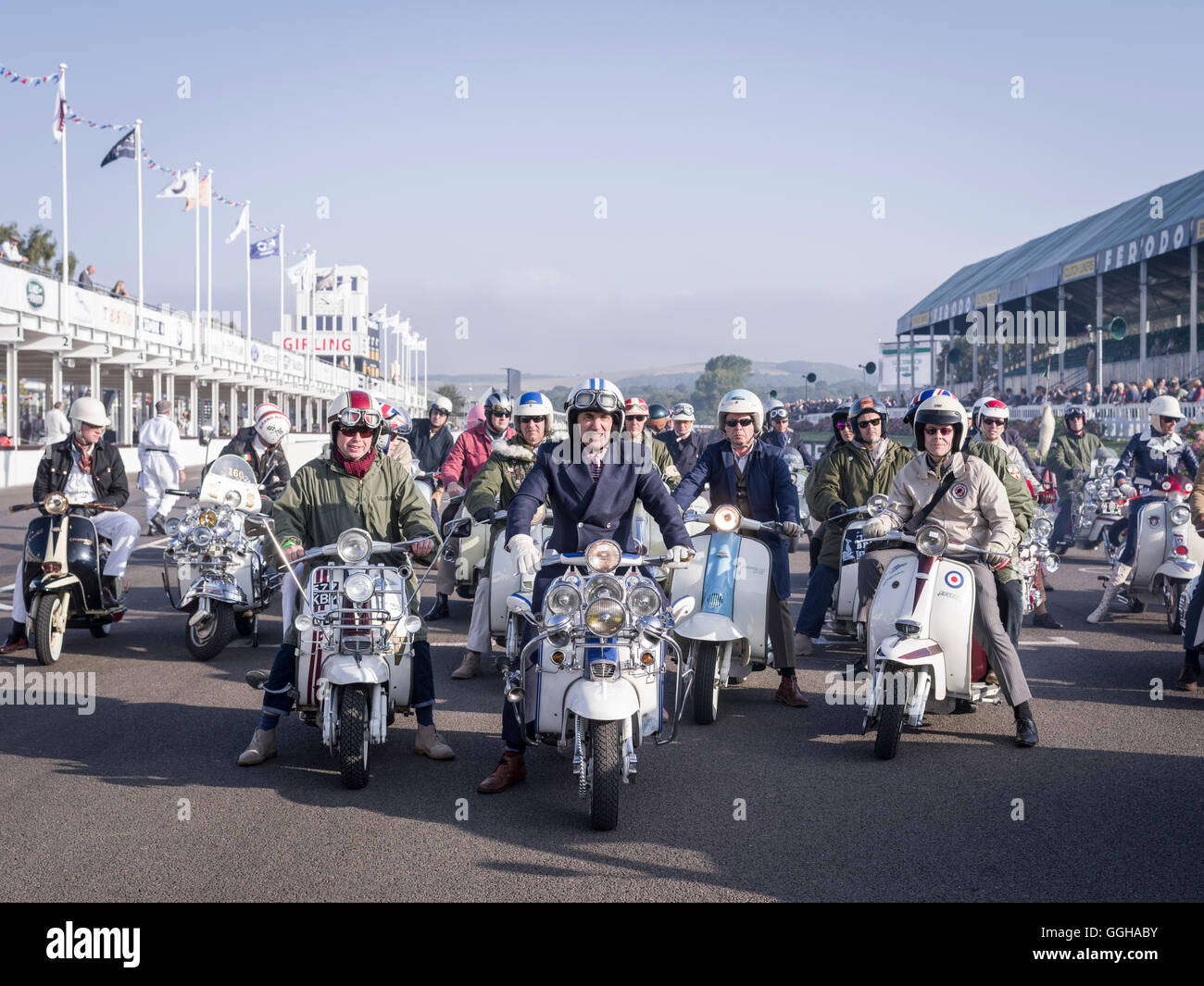Mods sullo scooter, Goodwood Festival della velocità 2014, racing, auto racing, classic car, Chichester, Sussex, Regno Unito, Gran Br Foto Stock