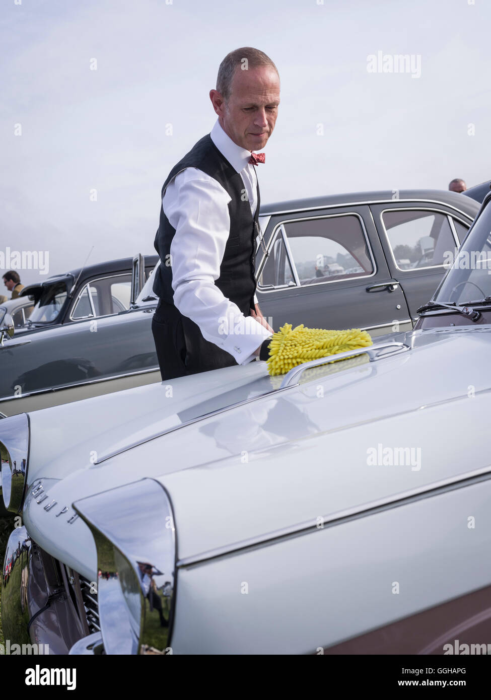 Visitatore con duster, Triumph Herald 1200 Coupe, Goodwood 2014, Racing Sport, Classic Car, Goodwood, Chichester, Sussex, Foto Stock