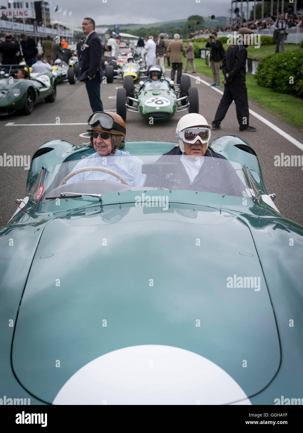 1959 Aston Martin DBR1, driver Tony Brooks (L) e Sir Stirling Moss (R), Jim Clark Parade, Goodwood, racing, auto racing Foto Stock