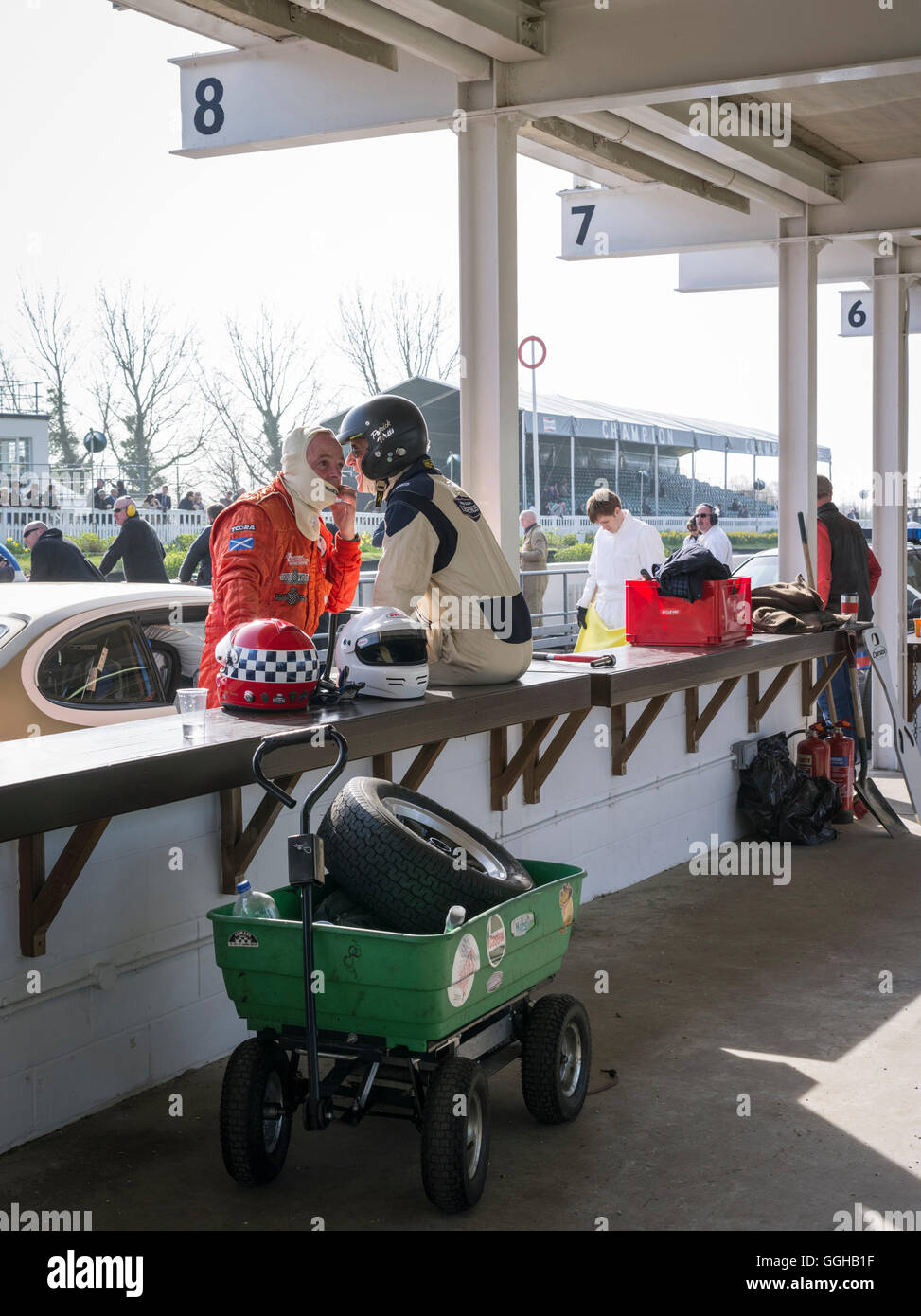 Racing driver in pit lane, 72esima Assemblea dei Soci, racing, auto racing, classic car, Chichester, Sussex, Regno Unito, Gran Foto Stock