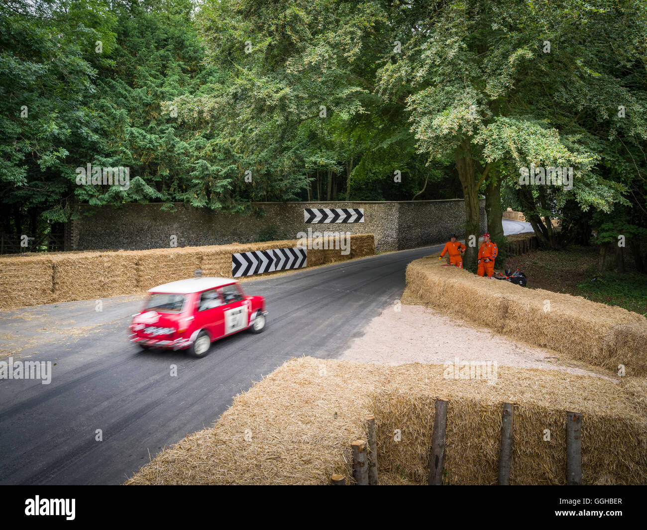 Morris Mini Cooper, il muro di pietra focaia, Goodwood Festival della velocità 2014, racing, auto racing, classic car, Chichester, Sussex, Regno Foto Stock