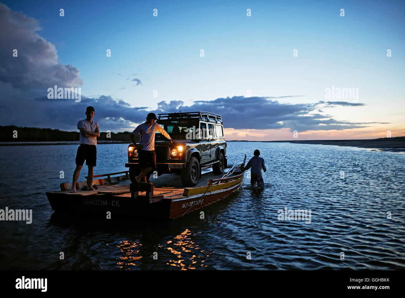 Traghetto per attraversare il fiume, su strada sulla spiaggia vicino al villaggio di Vila do isole Pescadores, Land Rover di Extremo Nordeste Xpeditions, wes Foto Stock