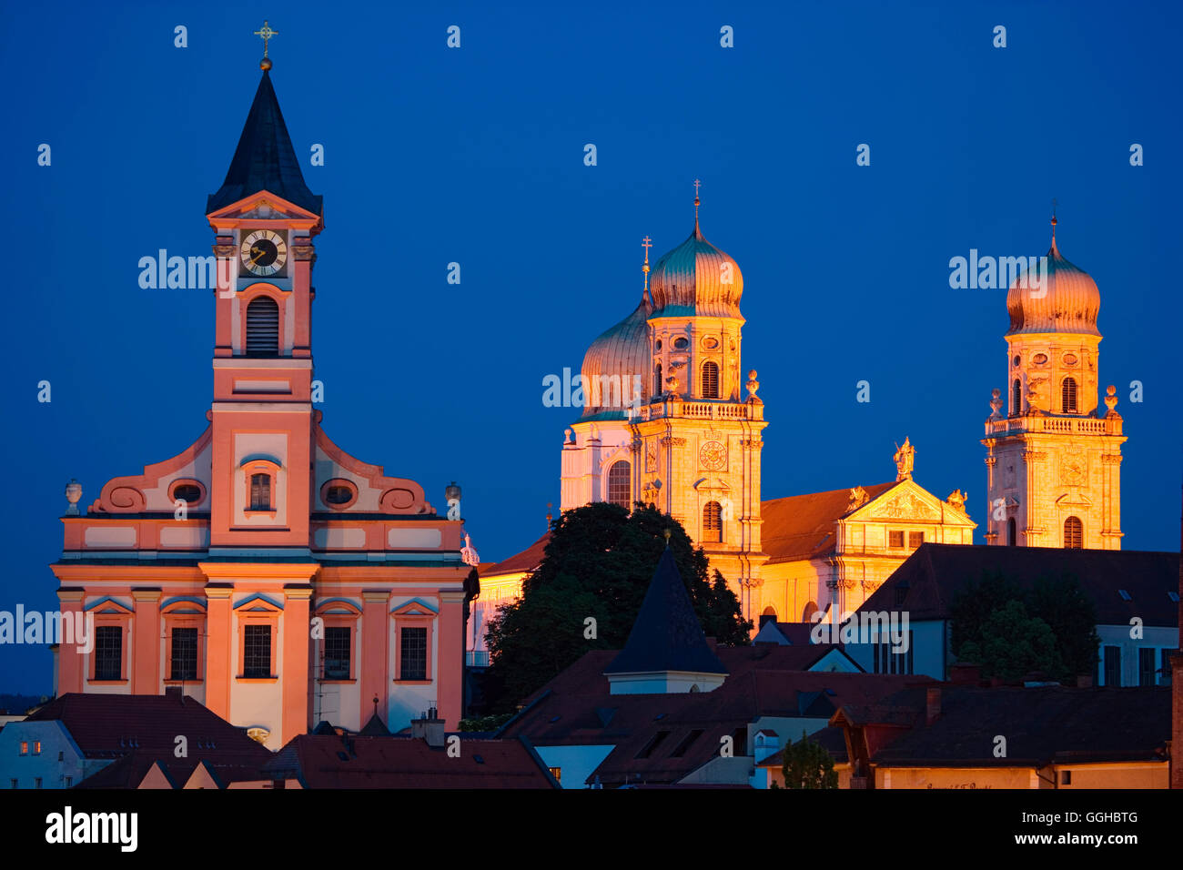Chiesa di San Paolo e la cattedrale (a destra) durante la notte, Passau, Bassa Baviera, Baviera, Germania Foto Stock