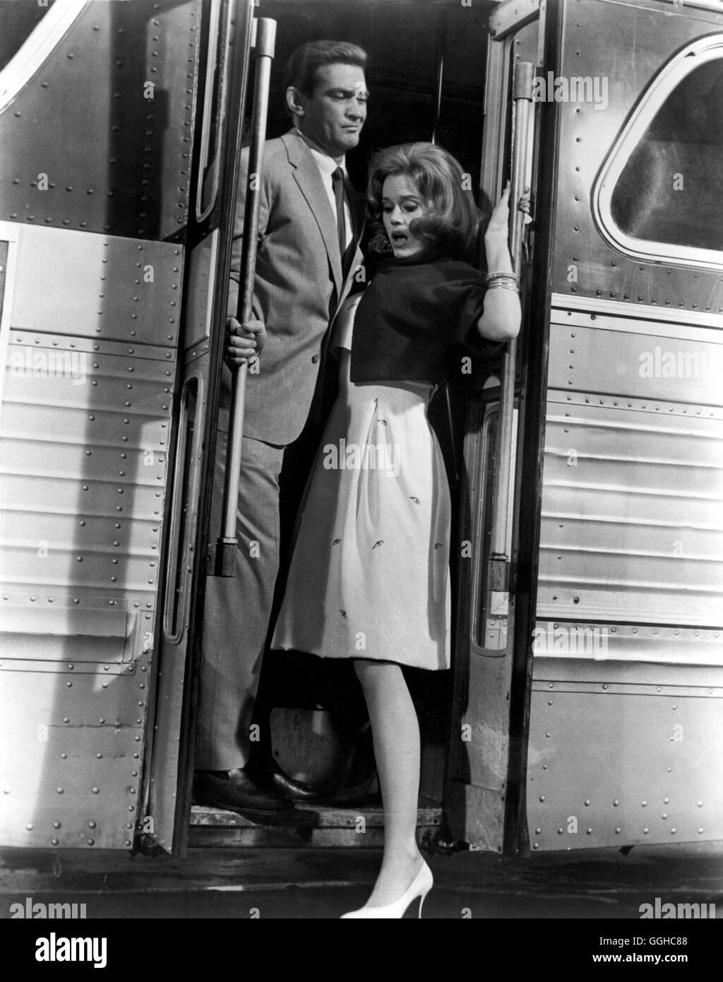 SONNTAG IN NEW YORK / domenica a New York STATI UNITI D'AMERICA 1963 / Peter Tewsbury Mike Mitchell (ROD TAYLOR) und Eileen Tyler (Jane Fonda) proben den Busausstieg. Regie: Peter Tewsbury aka. Domenica a New York Foto Stock