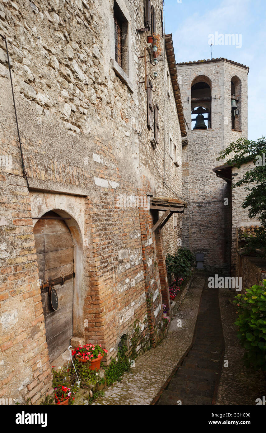 Torre campanaria all'interno del castello medievale a parete, Arrone, la valle del fiume Nera, Valnerina, San Francesco di Assisi Via Francigena d Foto Stock