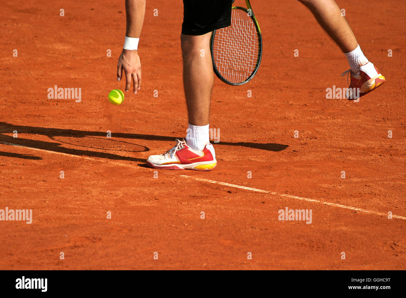 Giocatore di Tennis la preparazione per il servizio su campi in terra battuta Foto Stock
