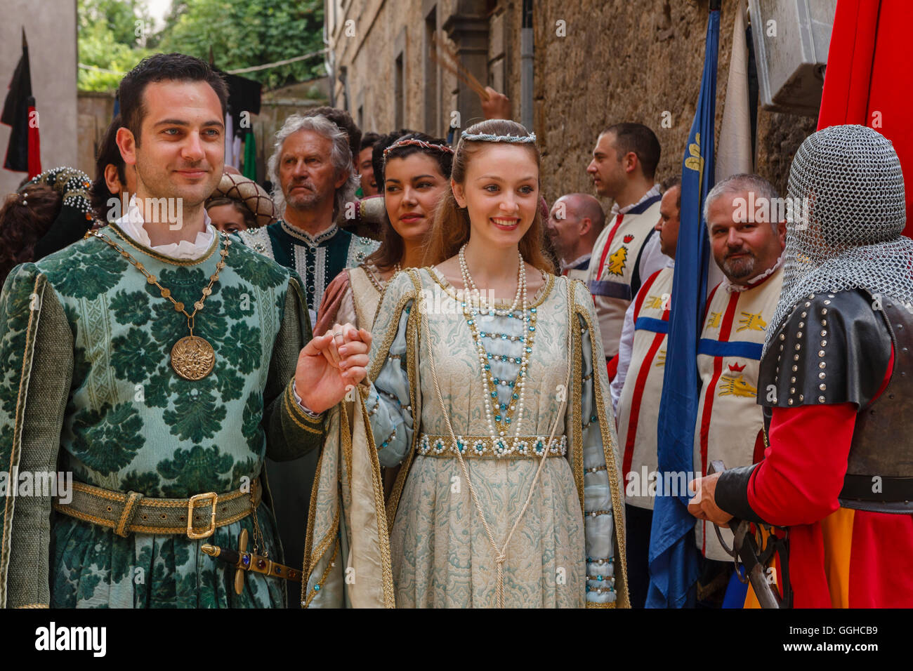 Matura in tradizionale costume medievale, parade presso il festival della città, Corso Camillo Benso Conte di Cavour, zona pedonale, vecchio t Foto Stock