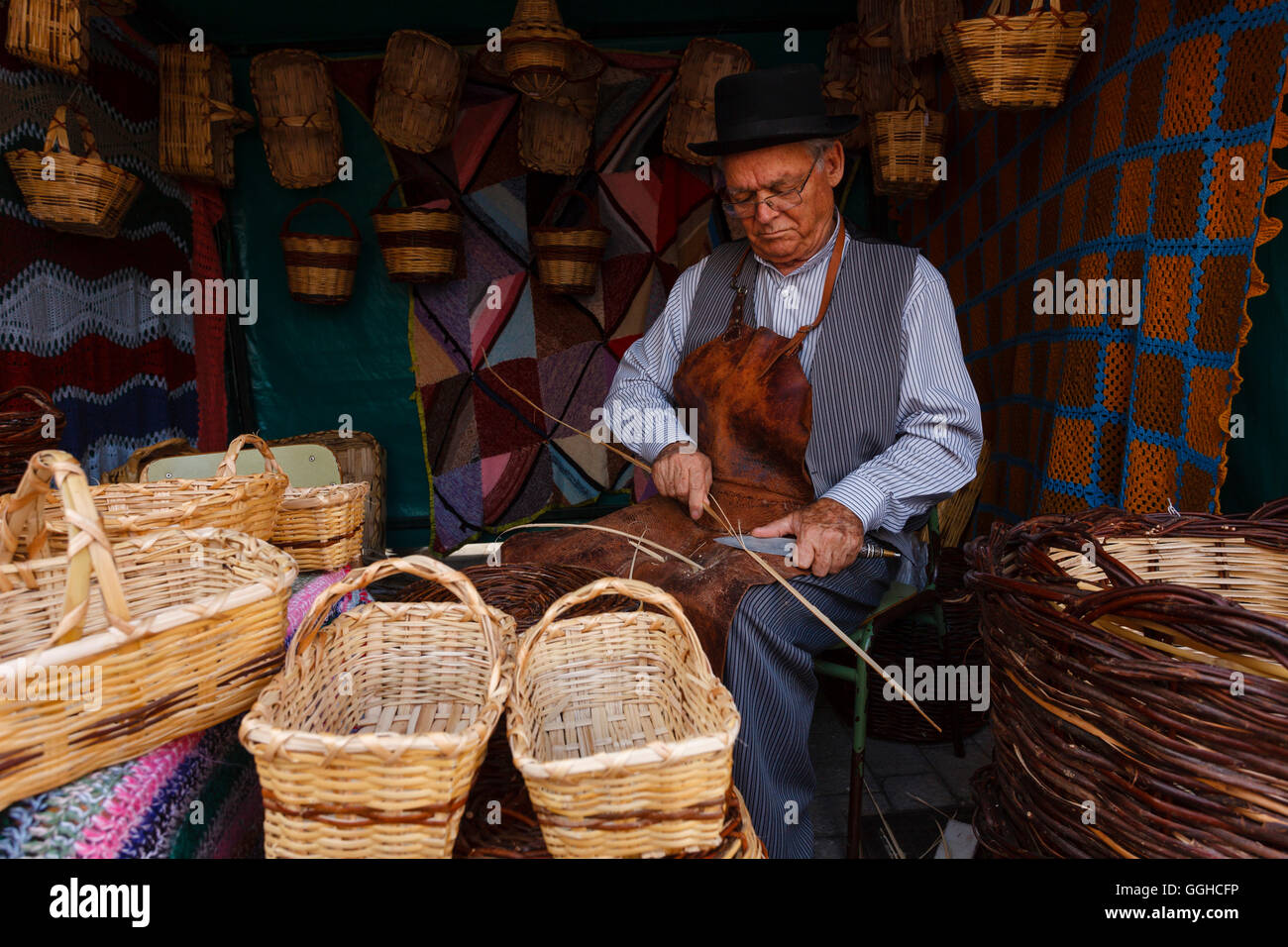 Cestello maker a un mercato di stand, festival del fiore di mandorla, Fiesta del Almendrero en Flor, Valsequillo, vicino a Telde, Gran Canaria Foto Stock