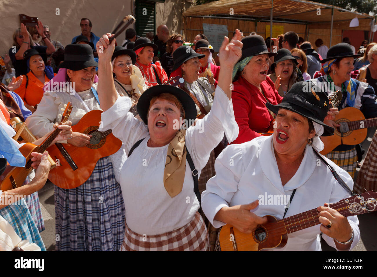 La musica folk al festival di mandorla blossom, Fiesta del Almendrero en Flor, Valsequillo, vicino a Telde, Gran Canaria Canary Islan Foto Stock