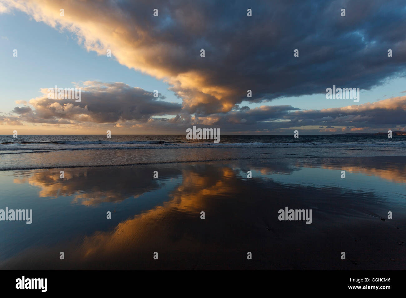 La riflessione di Cloud al tramonto, Oceano Atlantico, Playa del Risco, West Coast, vicino a Agaete, Gran Canaria Isole Canarie Spagna, Europ Foto Stock