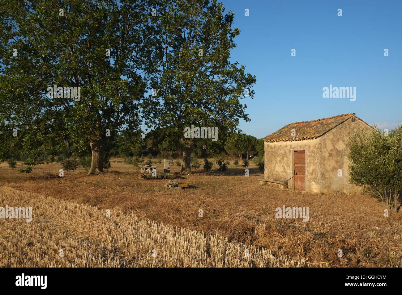 Operaio francese del capanno che offre riparo dal sole durante le ore di lavoro Foto Stock