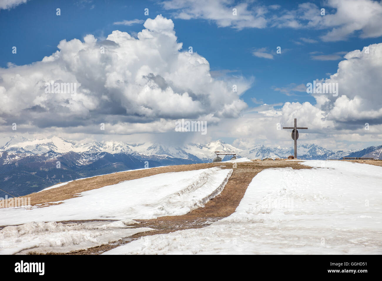 Geografia / viaggi, Italia, Alto Adige, croce sulla cima di una montagna sul Plan de Corones (quadrato) (2275 m) sopra a Brunico, Additional-Rights-Clearance-Info-Not-Available Foto Stock