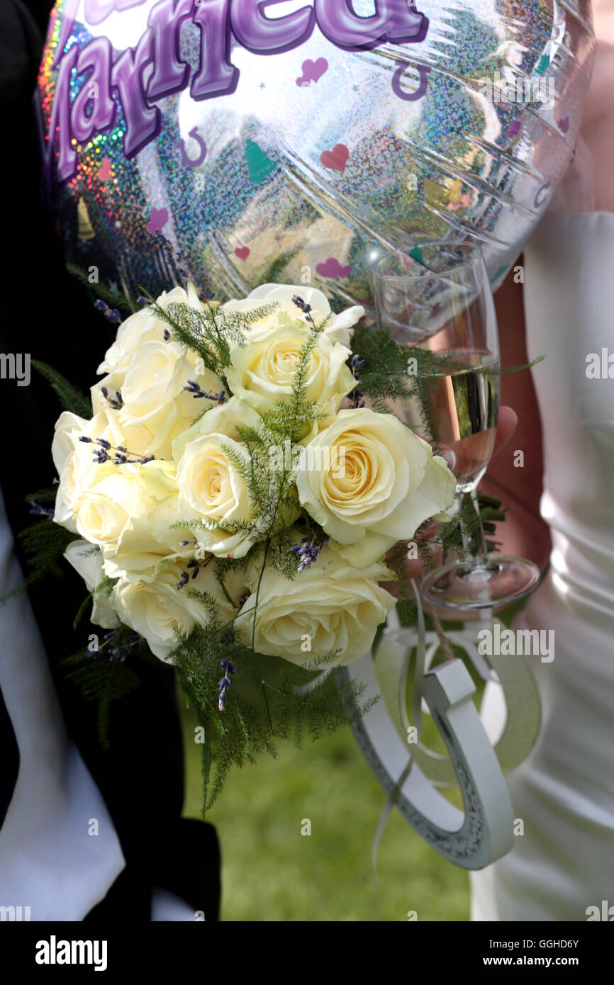 Evento di nozze dettaglio di champagne che viene versato in un bicchiere Foto Stock