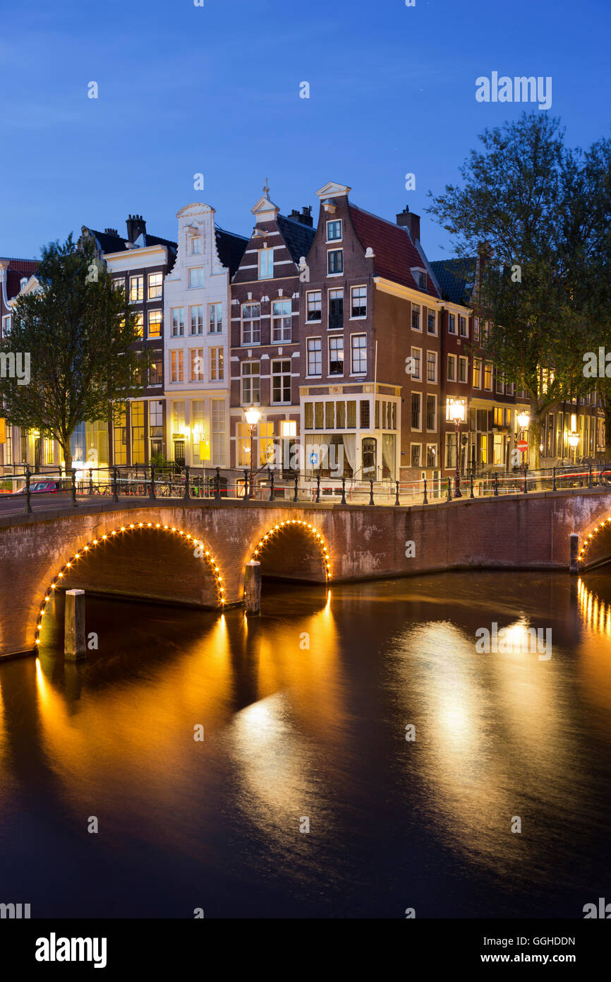 Case lungo il Keizersgracht e Reguliersgracht in serata, Amsterdam, Paesi Bassi Foto Stock