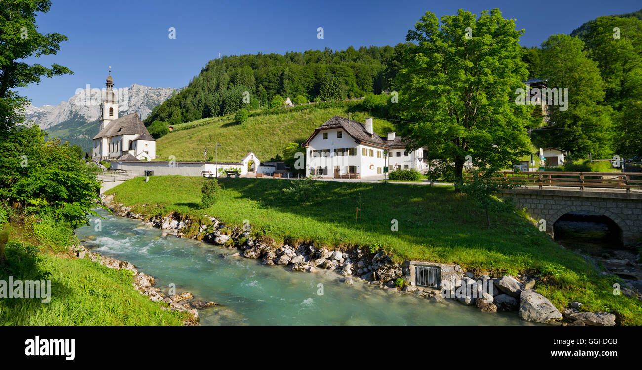 Chiesa a Ramsau, Ramsauer Ache, Reiter Steinberge, Berchtesgadener Land di Baviera, Germania Foto Stock