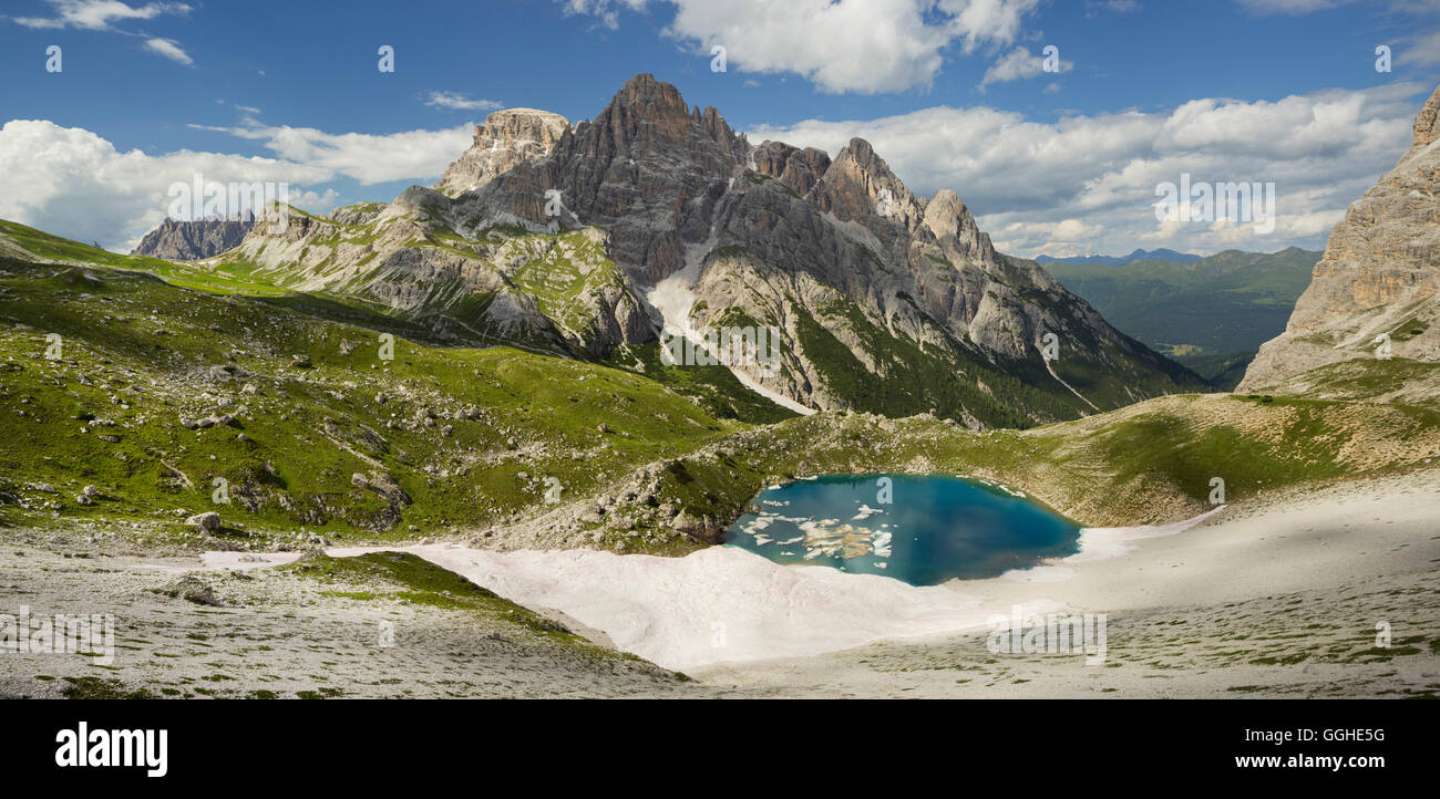 Neunerkofel con campo di neve, ghiaccio lago, Alto Adige, Dolomiti, Italia Foto Stock