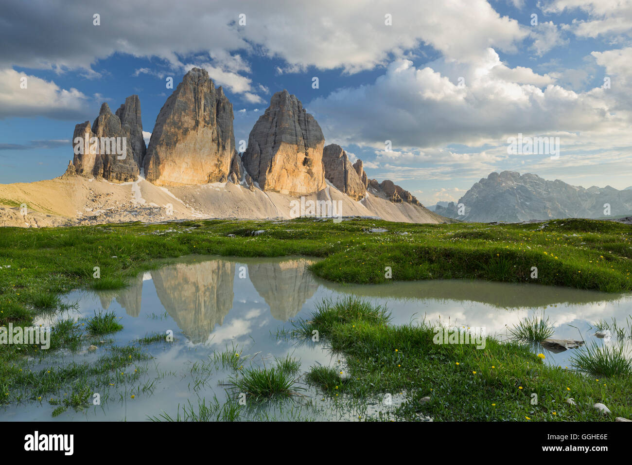 Tre Cime di Lavaredo con la riflessione in una pozza, Alto Adige, Dolomiti, Italia Foto Stock