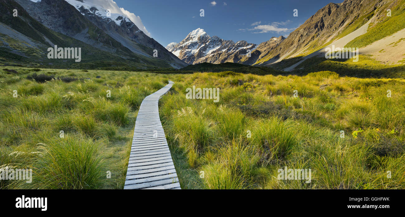 Percorso di legno, Aoraki, Hooker River, Parco nazionale di Mount Cook, Canterbury, Isola del Sud, Nuova Zelanda Foto Stock