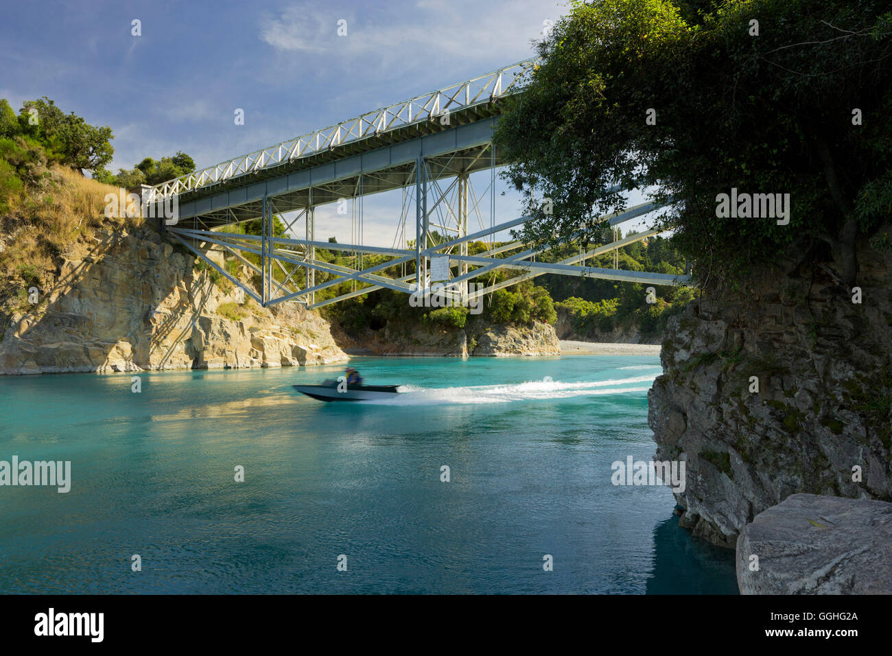 Speedboat la guida sotto il ponte sopra il Rakaia Gorge, Canterbury, Isola del Sud, Nuova Zelanda Foto Stock