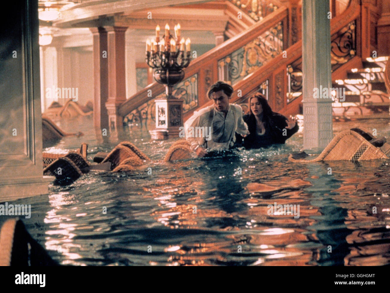 TITANIC / Titanic USA 1997 / James Cameron Szene mit Leonardo Di Caprio (Jack) und Kate Winslet (rosa). Regie: James Cameron aka. Titanic Foto Stock