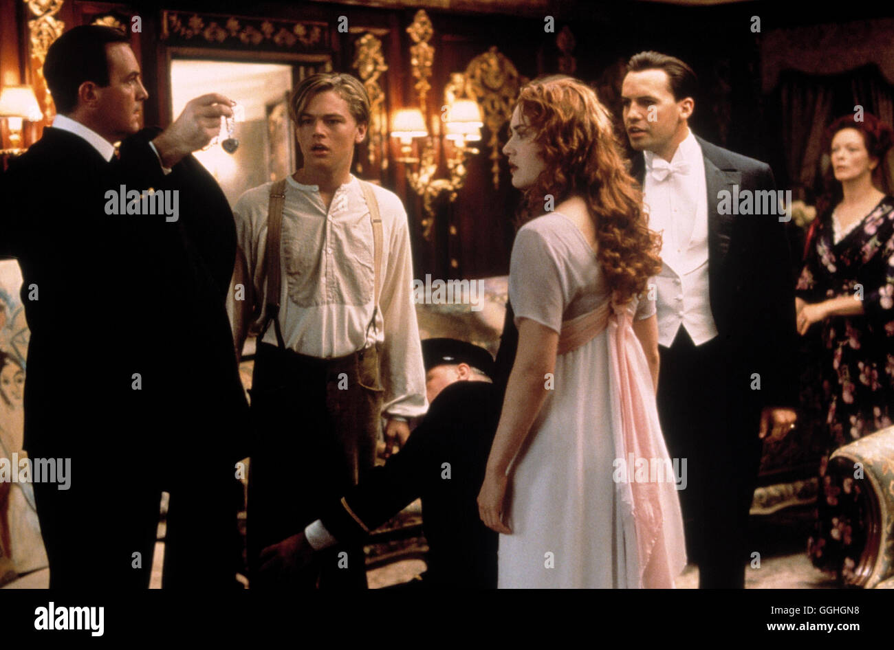 TITANIC / Titanic USA 1997 / James Cameron Szene mit Leonardo Di Caprio (Jack, mi.), Kate Winslet (Rose) und BILLY ZANE (CAL, re.). Regie: James Cameron aka. Titanic Foto Stock