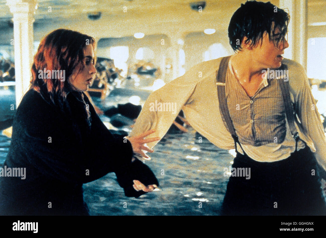 TITANIC / Titanic USA 1997 / James Cameron Szene mit Kate Winslet (Rose) und Leonardo Di Caprio (Jack). Regie: James Cameron aka. Titanic Foto Stock
