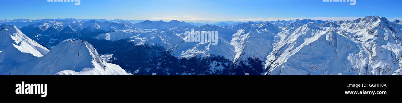 Panorama della coperta di neve del paesaggio di montagna, Aeusseres Hocheck, Pflersch valley, Alpi dello Stubai, Alto Adige, Italia Foto Stock