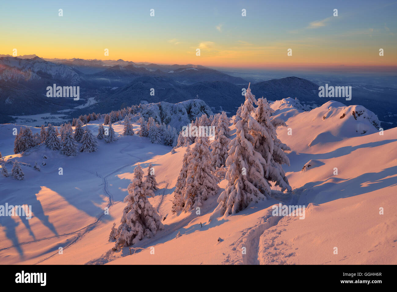 Paesaggio montano invernale al tramonto, Breitenstein Mangfall, montagne, Prealpi bavaresi, Alta Baviera, Baviera, Germania Foto Stock