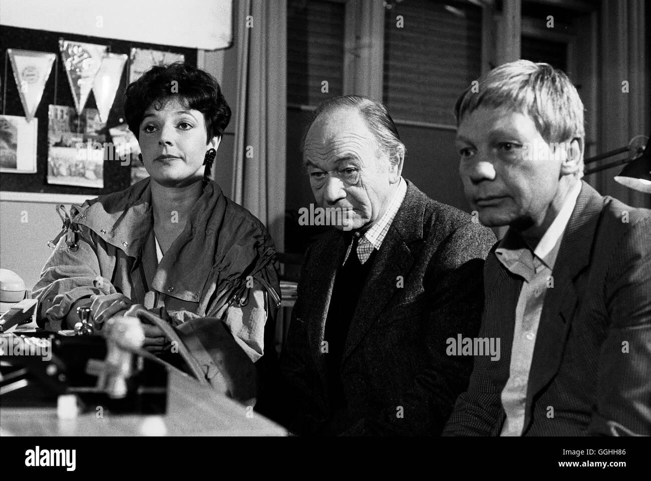 POLIZEIINSPEKTION 1 / GlÜck und Glas / Zbynek Brynych - D 1984 Szene mit den Schöröders (FRITHJOF VIEROCK und FRITZ STRASSNER) und Moni (MONIKA BAUMGARTNER) Regie: Zbynek Brynych aka. GlÜck und Glas Foto Stock
